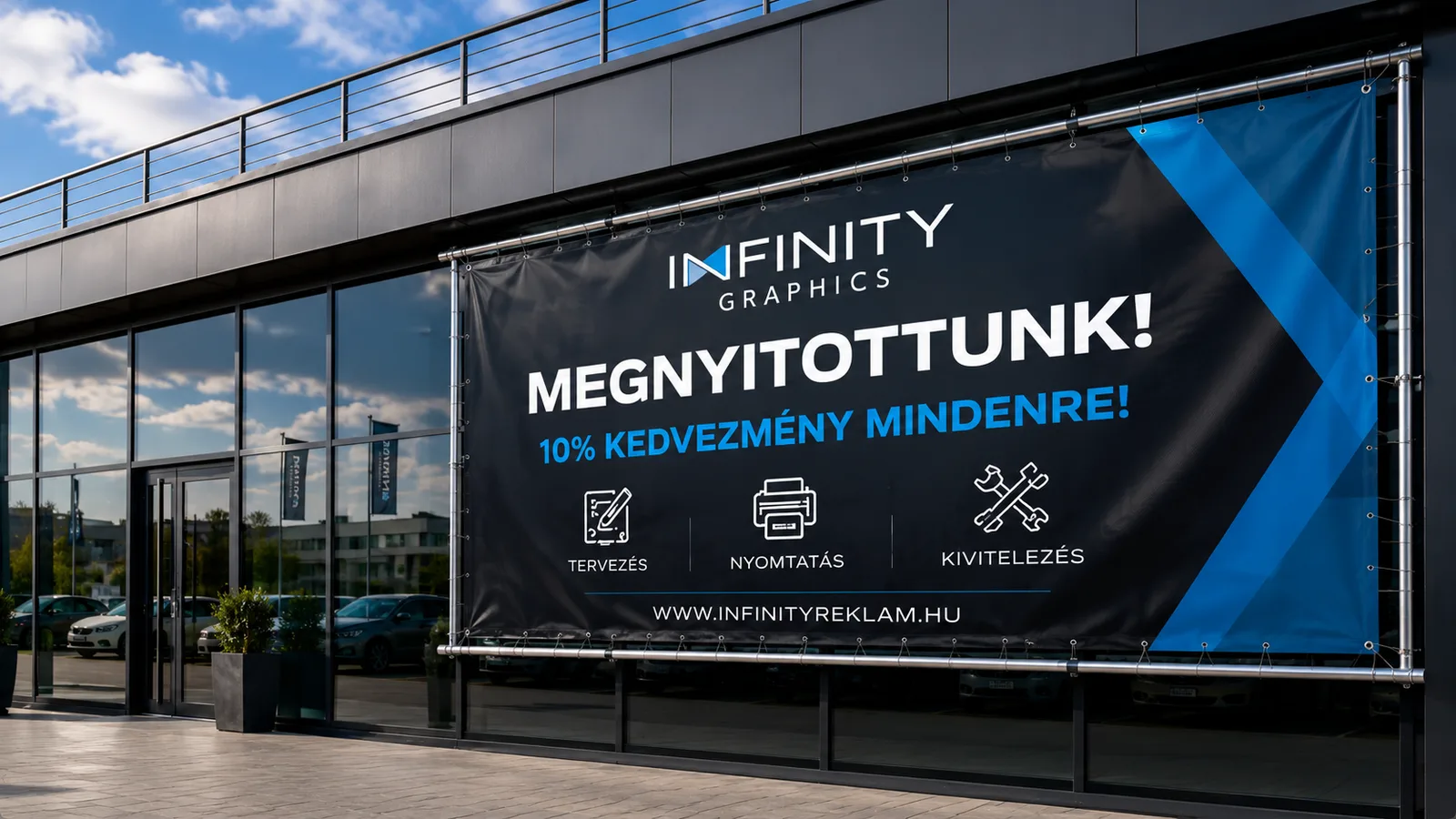 Üzlethomlokzatra kihelyezett egyedi molinó banner — homlokzati reklám nyomtatás