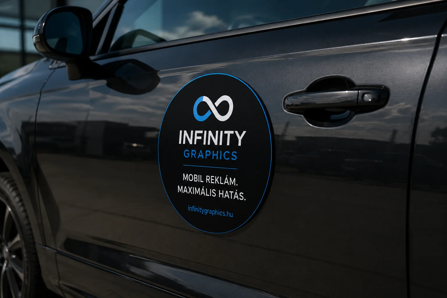 Kör alakú Infinity Graphics autómágnes felhelyezve egy céges jármű ajtajára